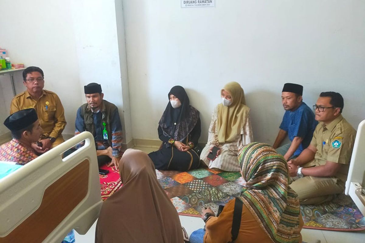 Ketua TP PKK Aceh Selatan besuk penderita bocor jantung