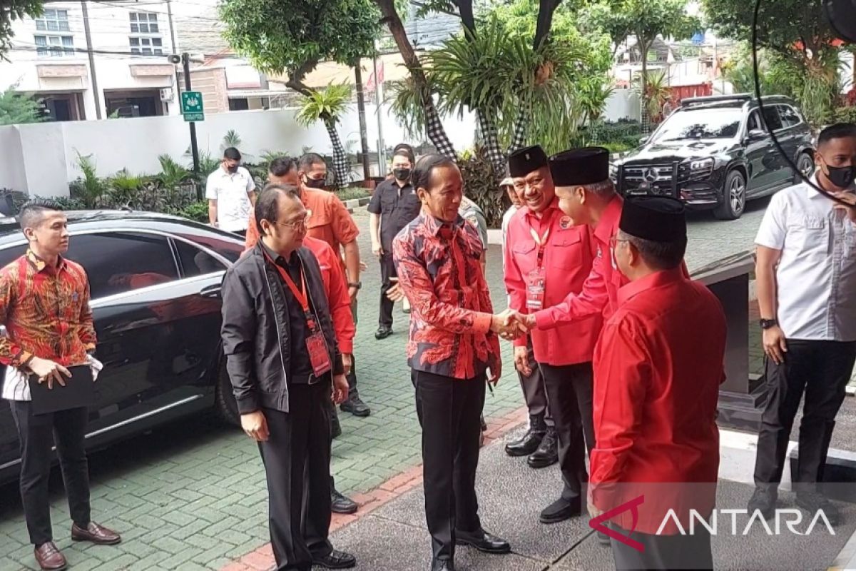 Presiden Jokowi disambut Ganjar Pranowo saat hadiri Rekernas III PDIP