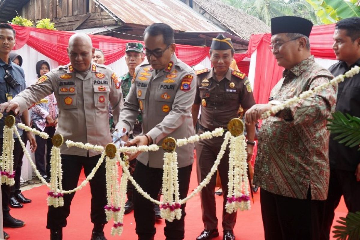 Polda Kalsel serahkan bantuan 10 rumah kepada masyarakat HSS