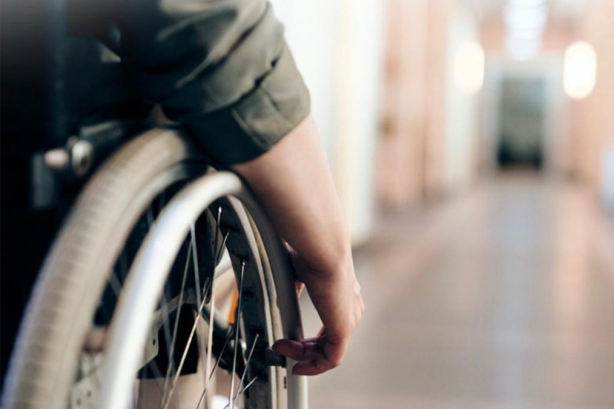 Dua warga Sempan terima bantuan kursi roda dari PT Timah