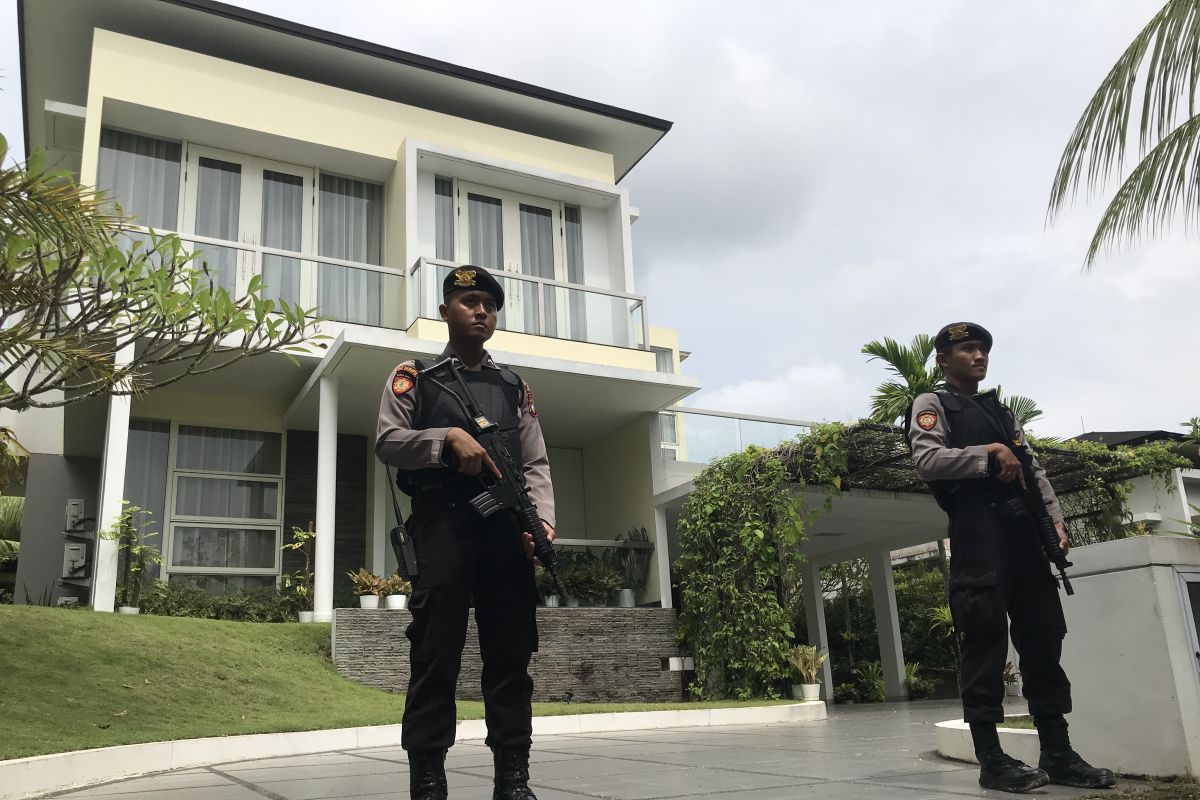 Dua polisi kawal KPK geledah rumah Andhi Pramono di Batam