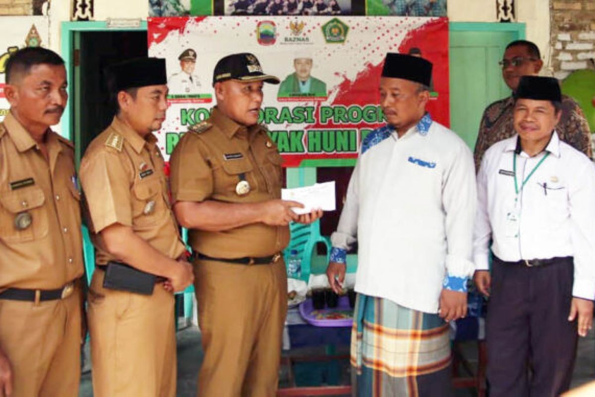 Bupati Lampung Selatan dan Baznas serahkan program bedah rumah di Ketapang