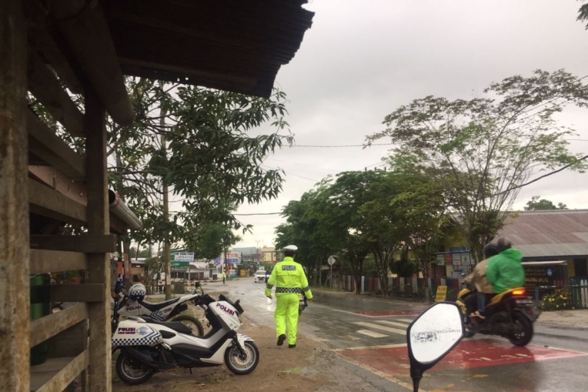 Hujan deras, personel Ditlantas Polda Kaltara tetap semangat atur lalu lintas