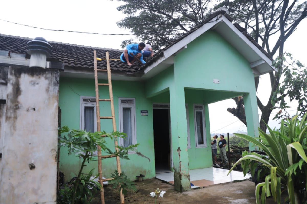 Diterjang puting beliung, ratusan rumah di Kabupaten Bandung rusak