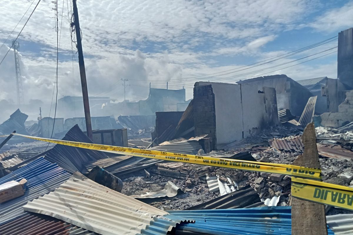 Polisi selidiki penyebab kebakaran yang menghanguskan 18 bangunan di Pasar Wosi Manokwari