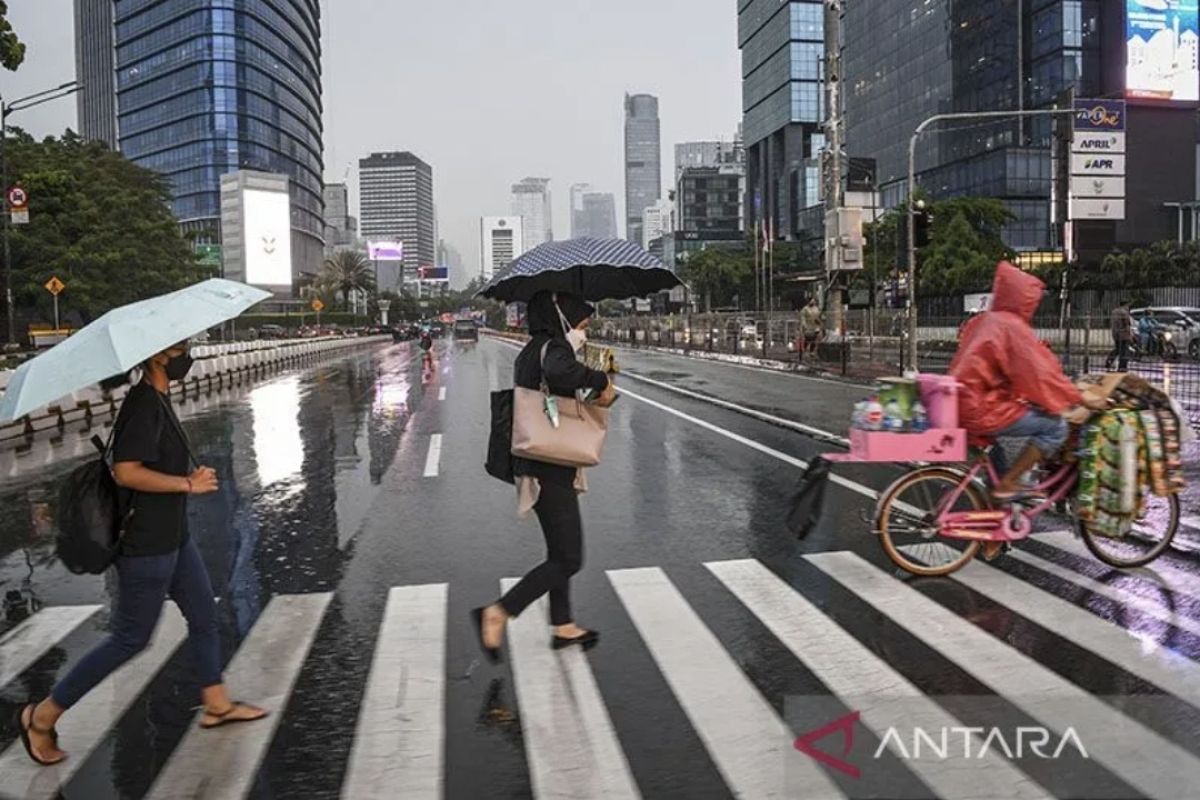 Hari Kamis Jakarta dilanda hujan disertai petir dan angin