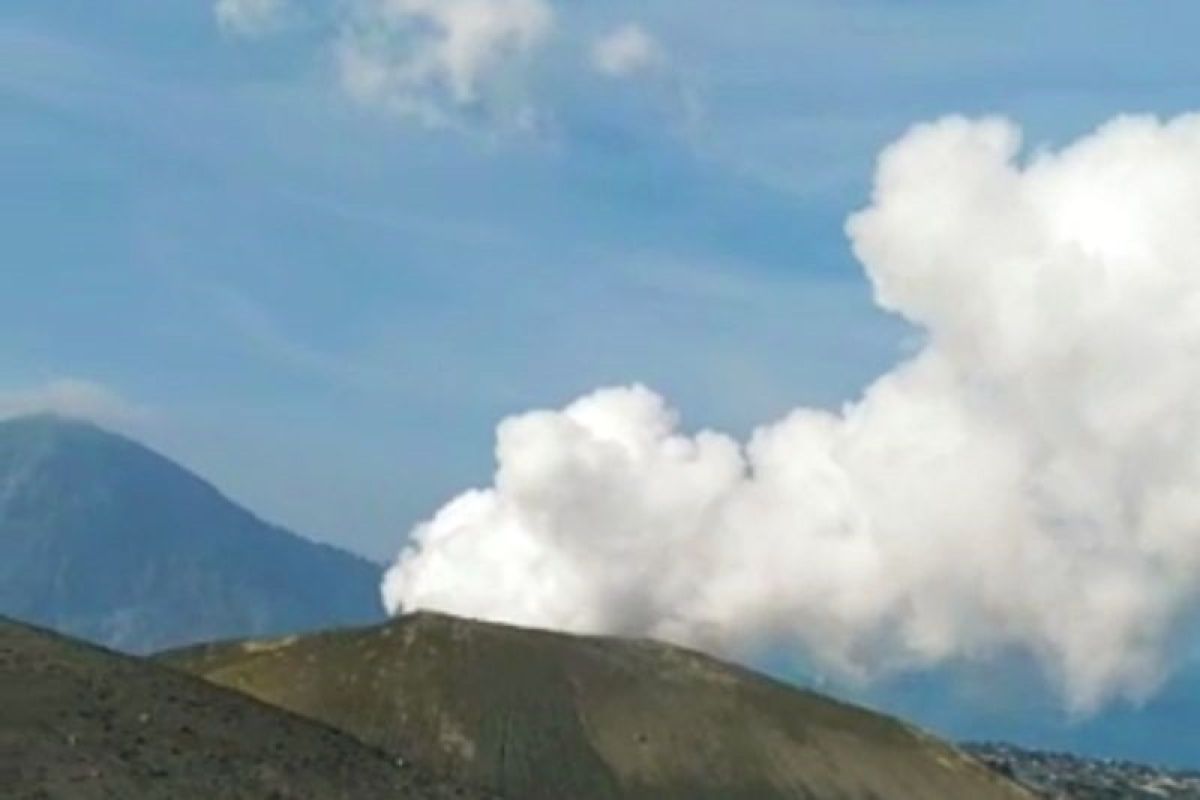 Gunung Anak Krakatau erupsi lontaran abu vulkanik setinggi 500 meter