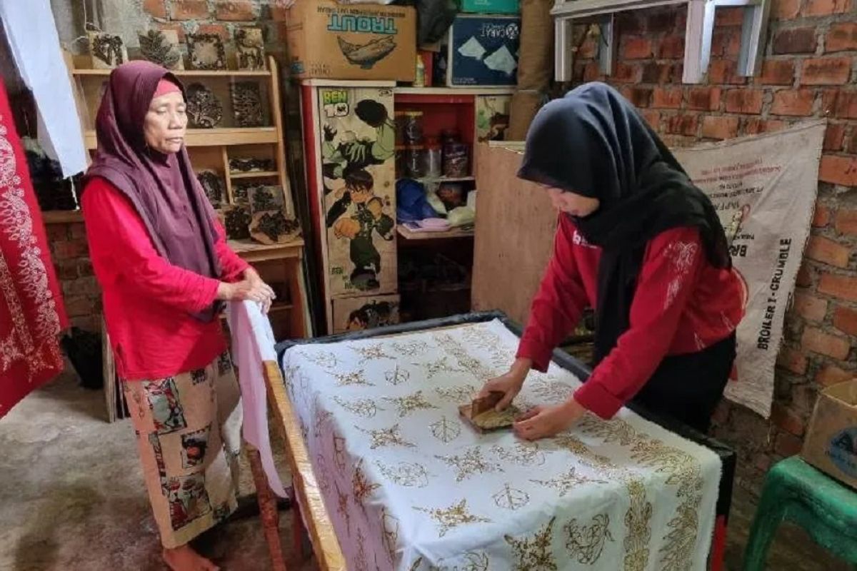 PTBA berdayakan ibu rumah tangga  lewat usaha batik kujur