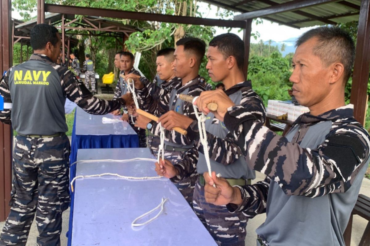 Prajurit Lanudal Manado lakukan latihan kebaharian dalam Glagaspur