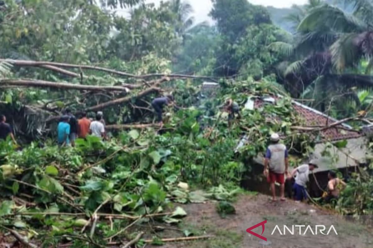 BPBD Cianjur mencatat empat rumah rusak akibat gempa magnitudo 5,1 di Sukabumi