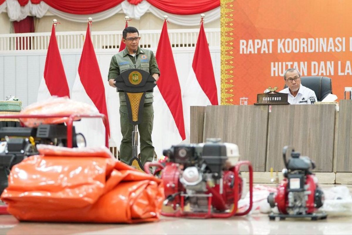 Kepala BNPB Letjen TNI Suharyanto serahkan bantuan perlengkapan penanganan karhutla Riau