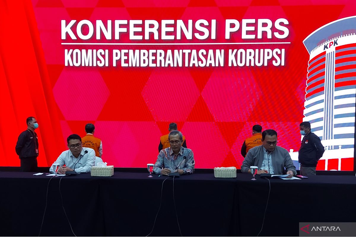 KPK tahan tiga tersangka korupsi perumda di Penajam Paser Utara