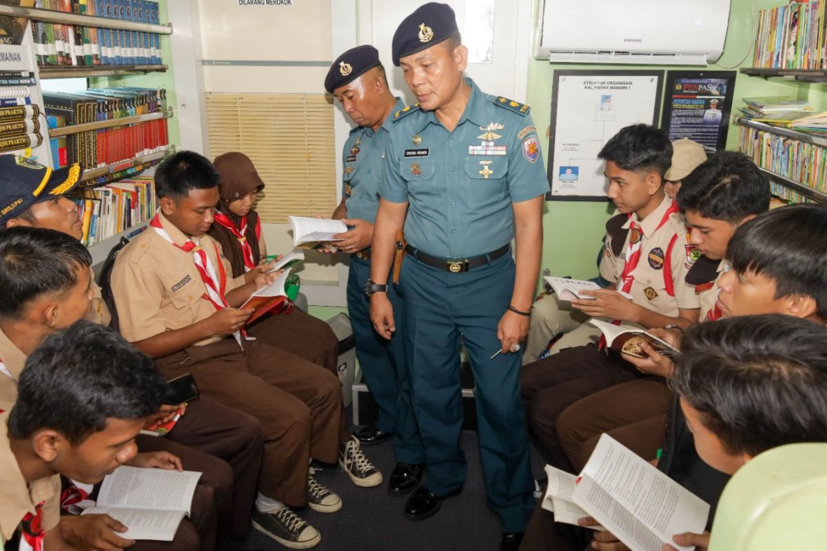 Lantamal IV Batam ajak murid SMP belajar sambil berlayar