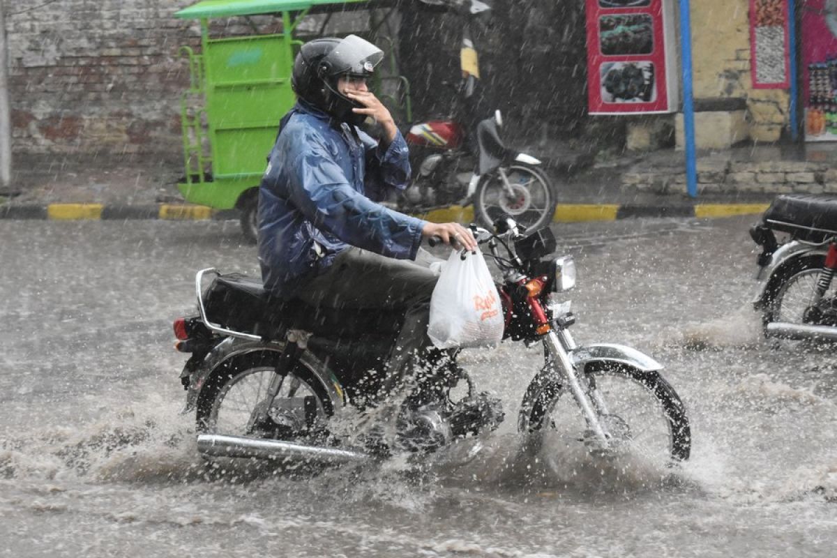 Hujan lebat mengguyur Lahore Pakistan