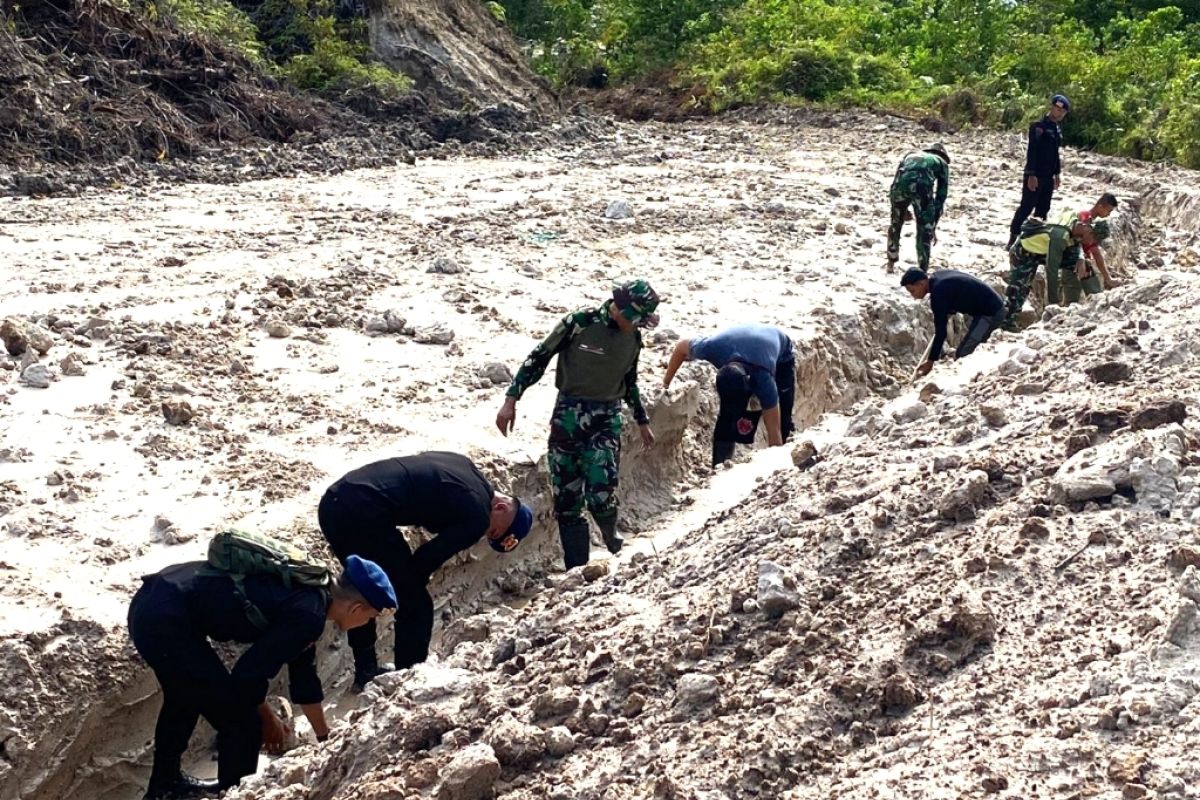 Sinergitas TNI-POLRI, personil Satbrimob Polda Kaltara bantu warga Tarakan