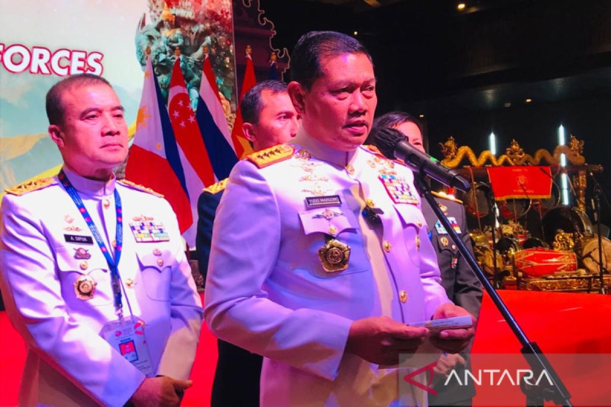 Admiral Margono hands over ACDFM chairmanship to Laos in Bali