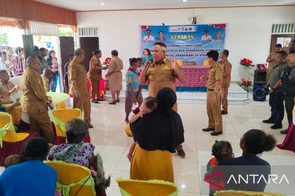 Paulus Waterpauw angkat 20 anak asuh di Manokwari Selatan