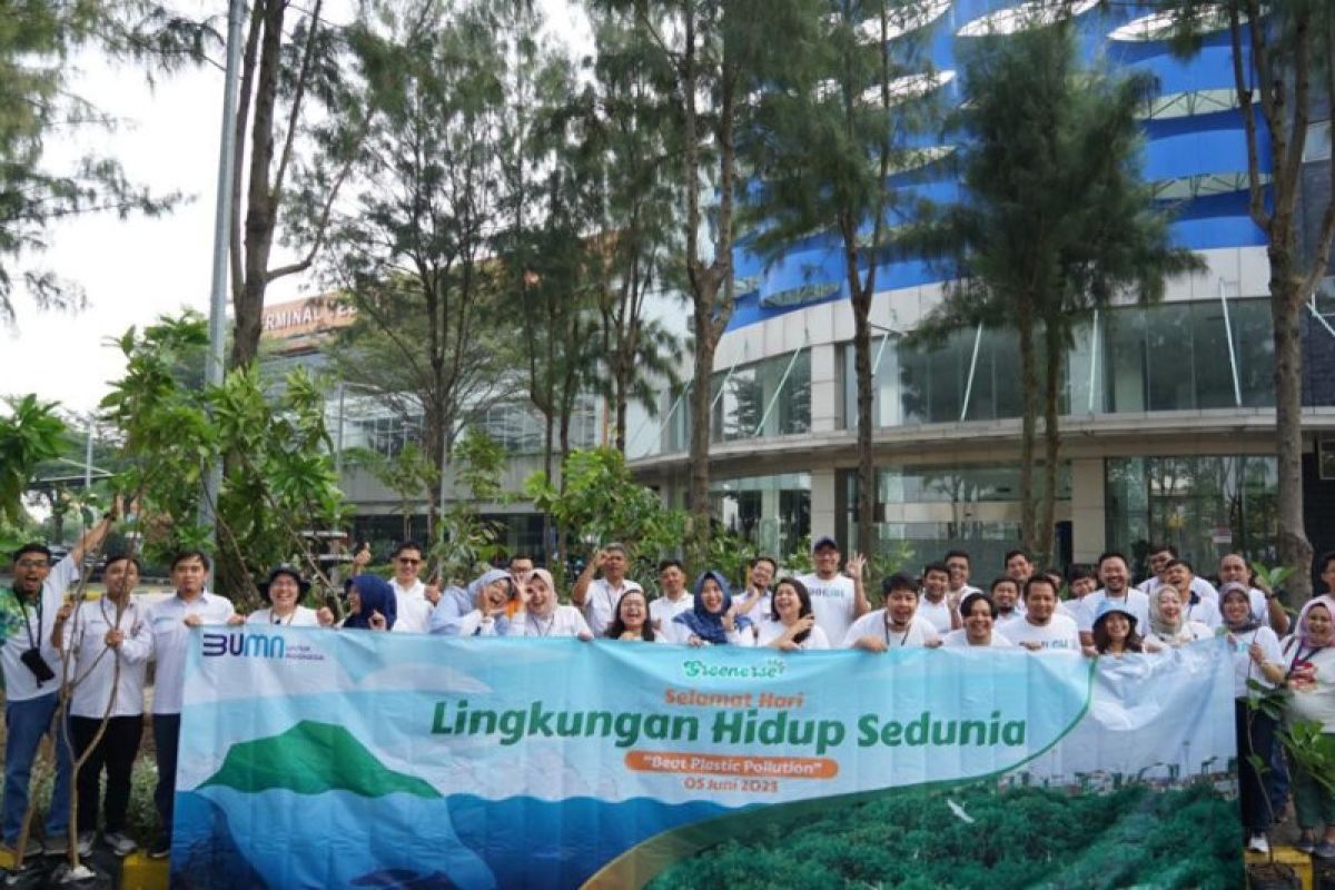 Mitra kerja TTL dan pegawai inisiasi gerakan tanam 300 pohon