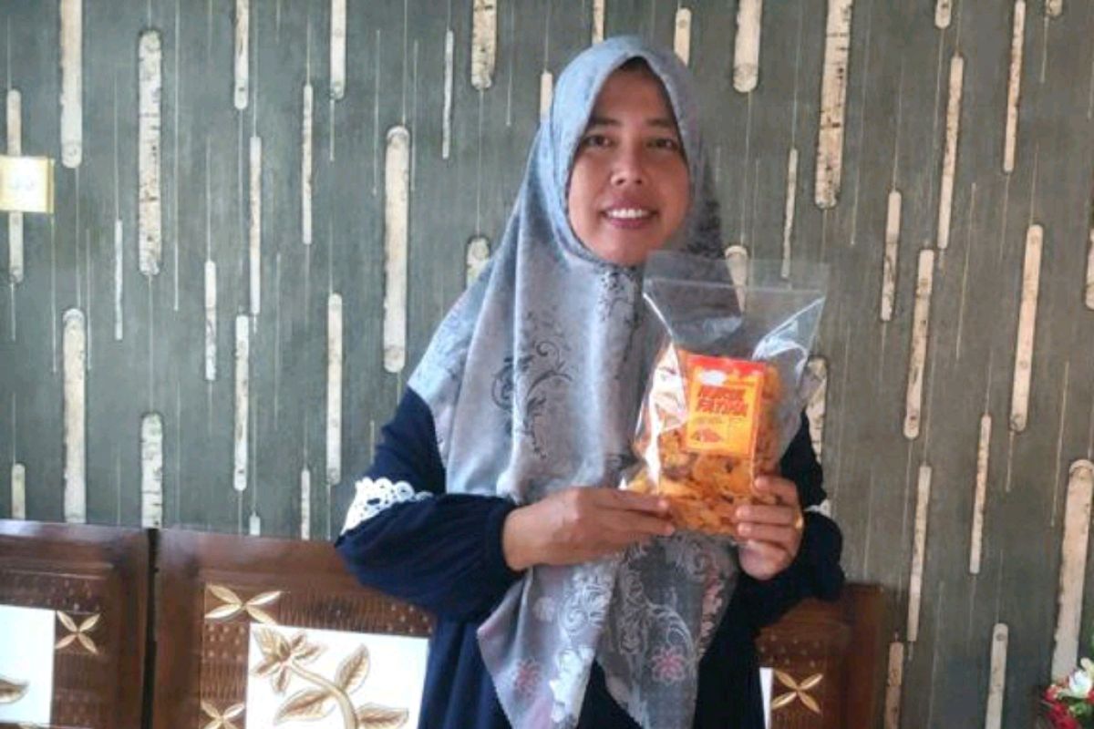 Berkah keripik cabe Nurul Fatiha hasil binaan Apical Group di Dumai