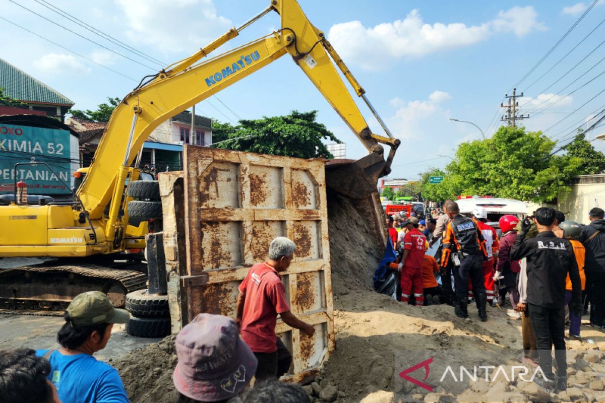 Petugas evakuasi korban selamat dalam mobil tertimpa truk di  Semarang