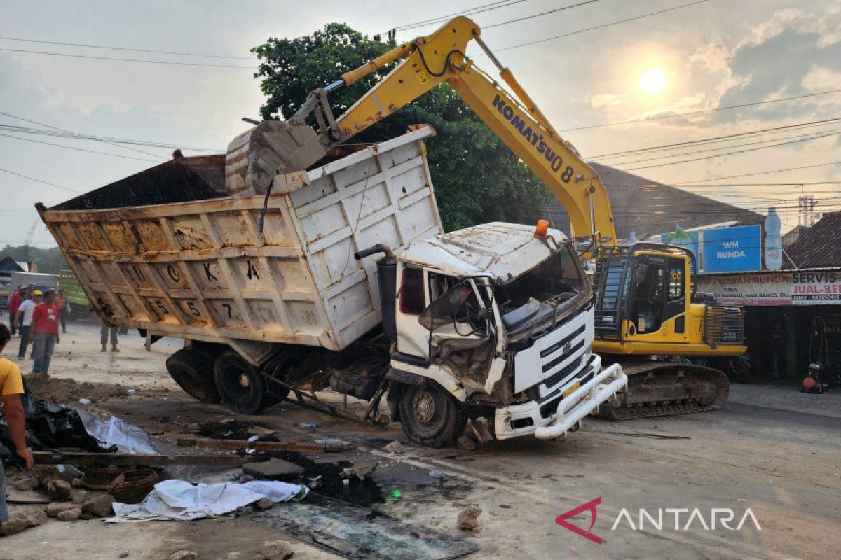 Truk angkut tanah timpa mobil, dua tewas