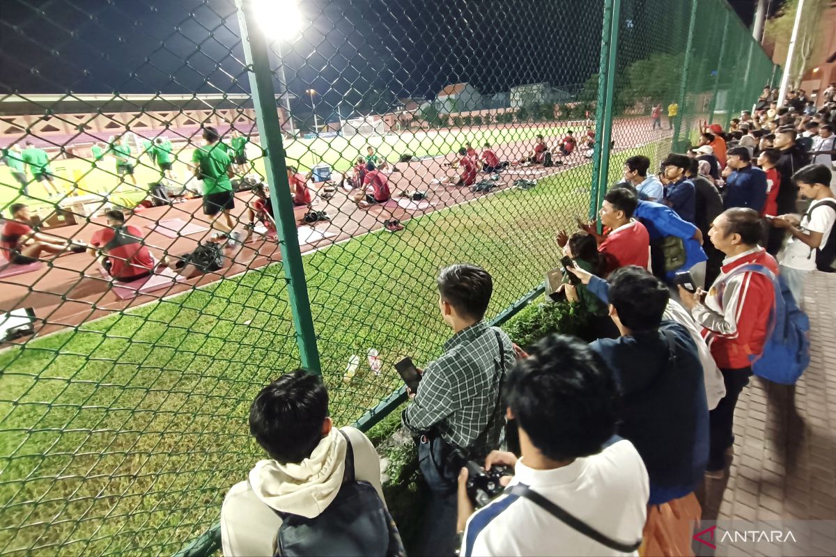 Warga antusias tonton latihan Timnas di Lapangan Thor Surabaya