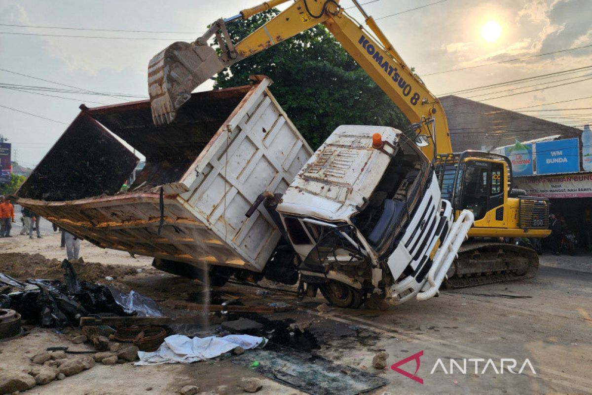 Berikut nama korban kecelakaan mobil tertimpa truk di Ngaliyan Semarang