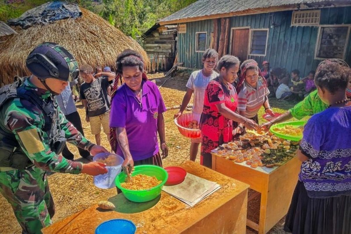 Satgas Yonif Raider 321 ajarkan warga Papua Pegunungan tentang ekonomi kreatif