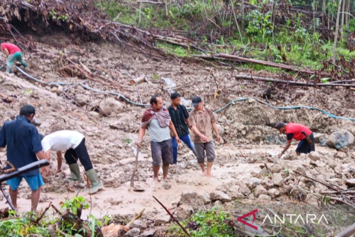Jalan terputus akibat longsor di Leles Cianjur sudah dapat dilalui