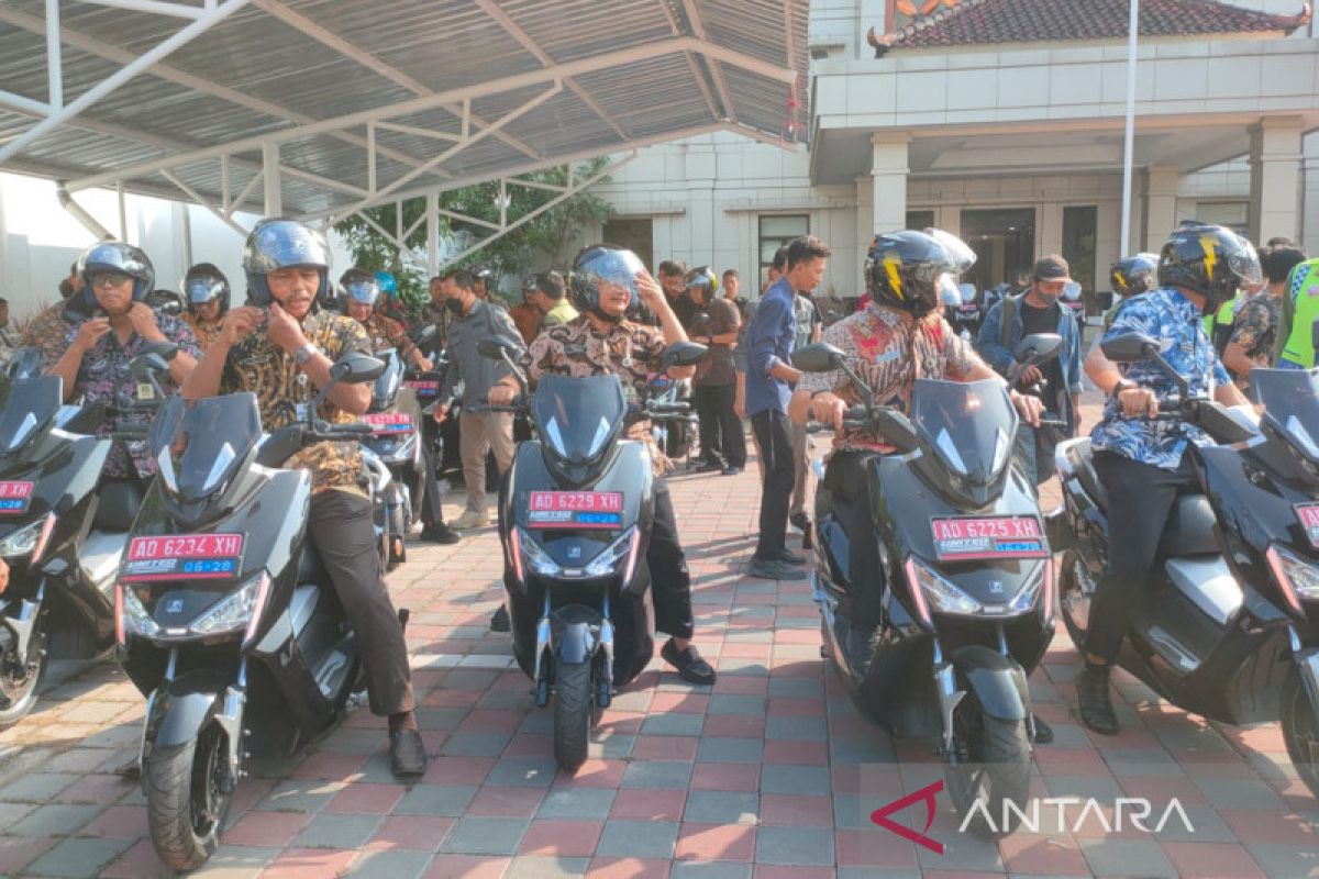 Pemkot Surakarta bagikan motor listrik ke kecamatan dan  kelurahan