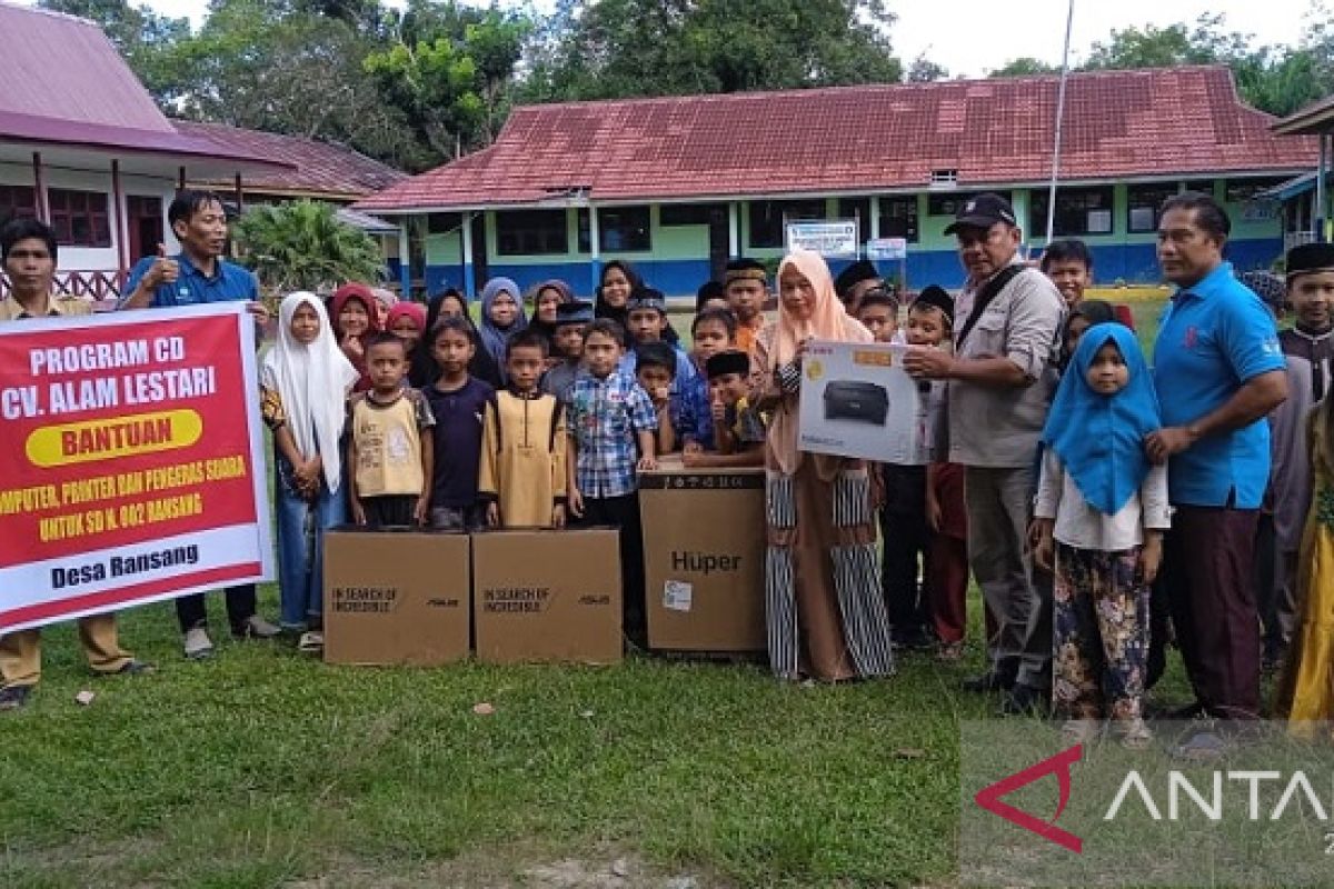 CV Alam Lestari serahkan bantuan komputer untuk sekolah di Desa Ransang