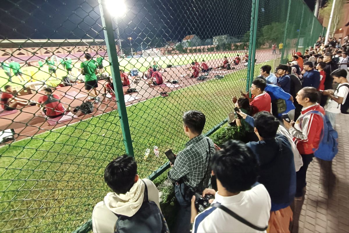 Warga antusias tonton latihan Timnas di Lapangan Thor Surabaya