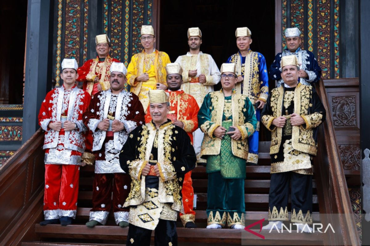 Kunjungi Istano Basa Pagaruyung, rombongan Lemhannas dan negara sahabat kenakan pakaian dat Minangkabau