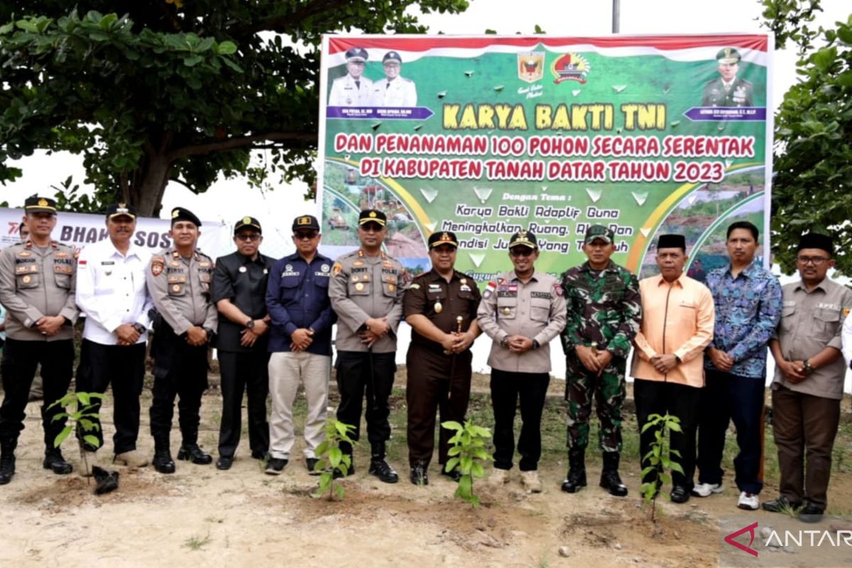 Karya bakti TNI lakukan tanam pohon serentak dan perbaikan badan jalan