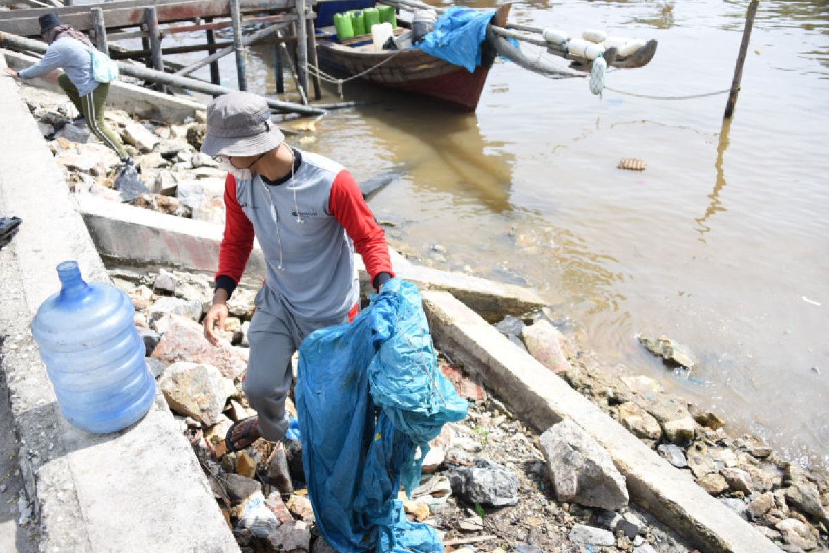 Peringati Hari Lingkungan, Pertamina bersih bersih pantai di Dumai