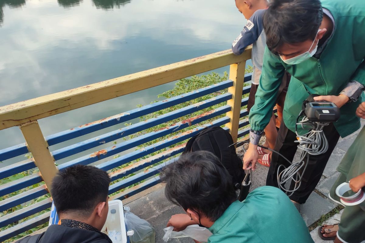 Jakut uji kualitas air Danau Sunter usai banyak ikan mati mengambang