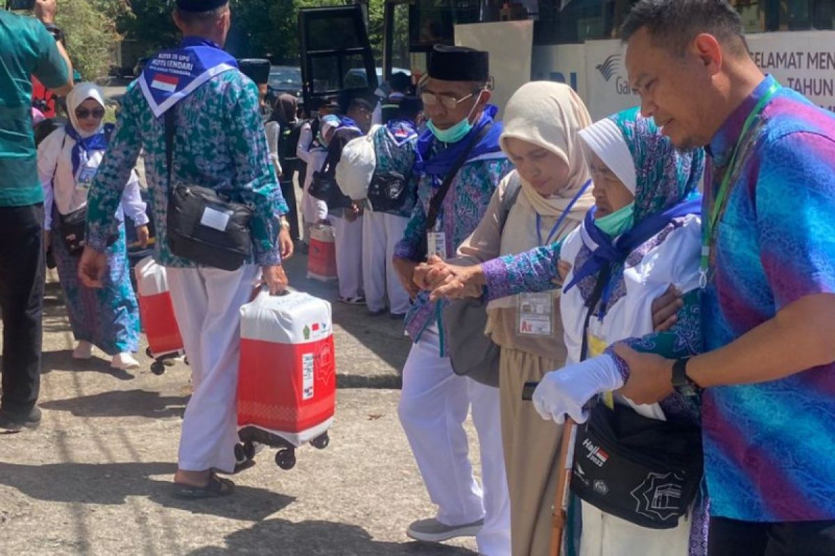 Jamaah calon haji Kota Kendari tiba di Asrama Haji Embarkasi Makassar