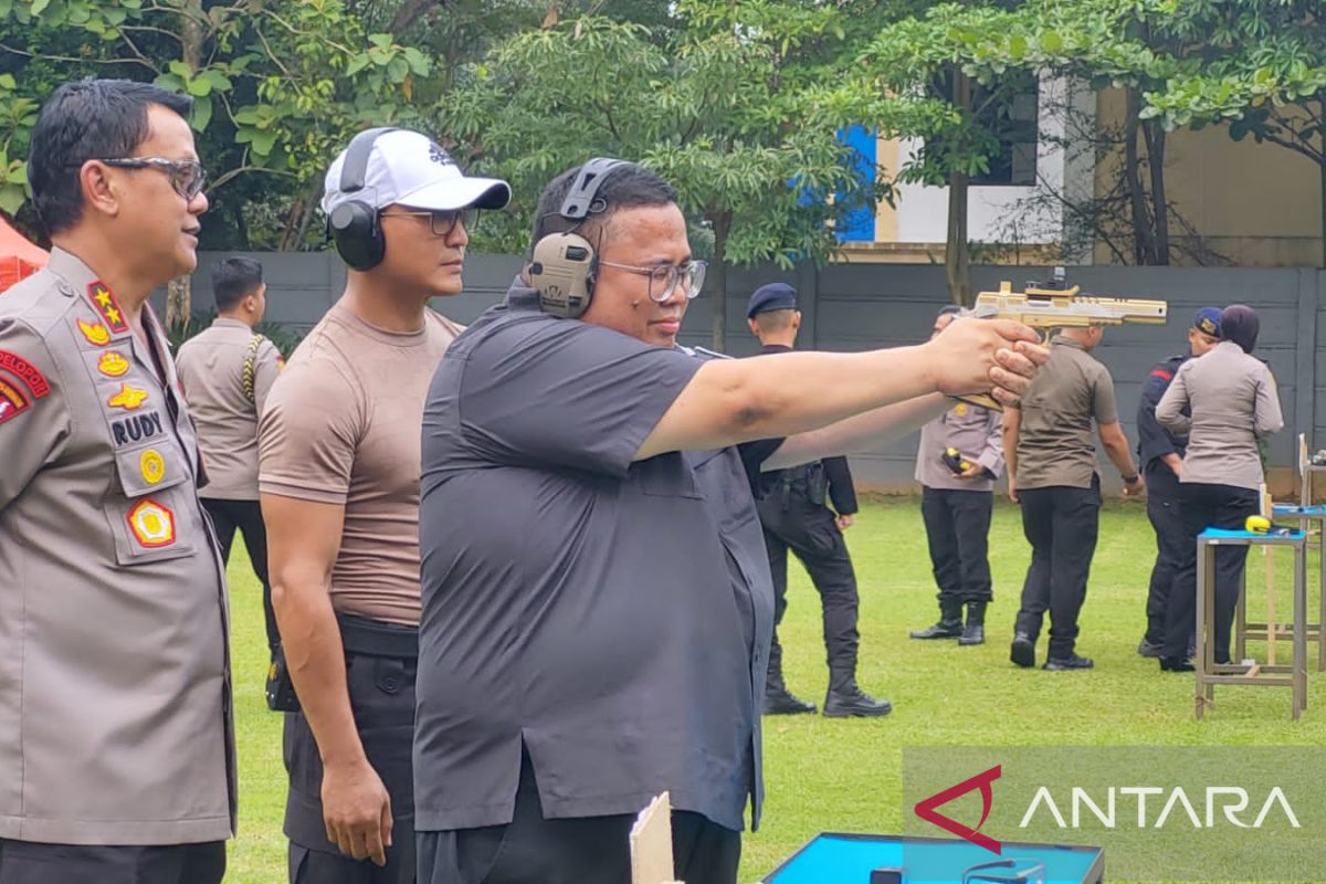 Jajal latihan tembak saat kunjungi Polda Banten, Ketua Bawaslu ternyata jago tembak