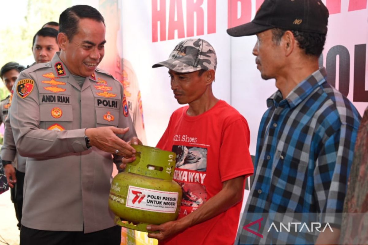 Polda Kalsel bagikan 777 LPG 3 kg gratis sambut Hari Bhayangkara ke-77