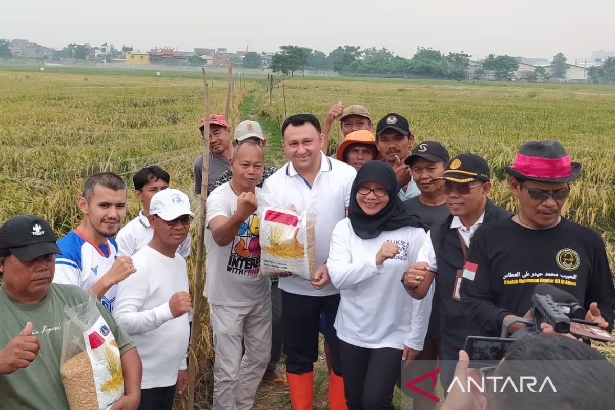 Pemprov DKI beri 500 kg bibit padi kepada kelompok tani di Jakbar