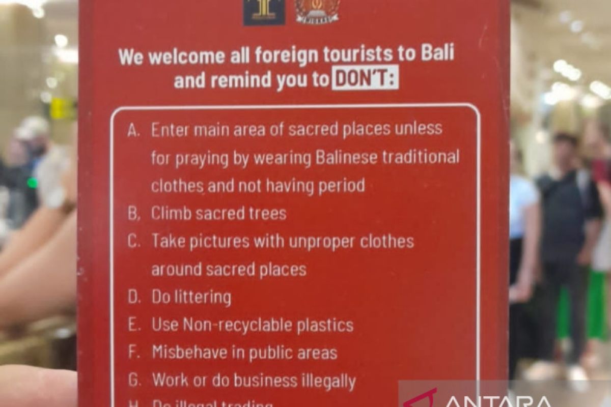 Imigrasi Bali bagikan kartu larangan dan kewajiban ke para wisman