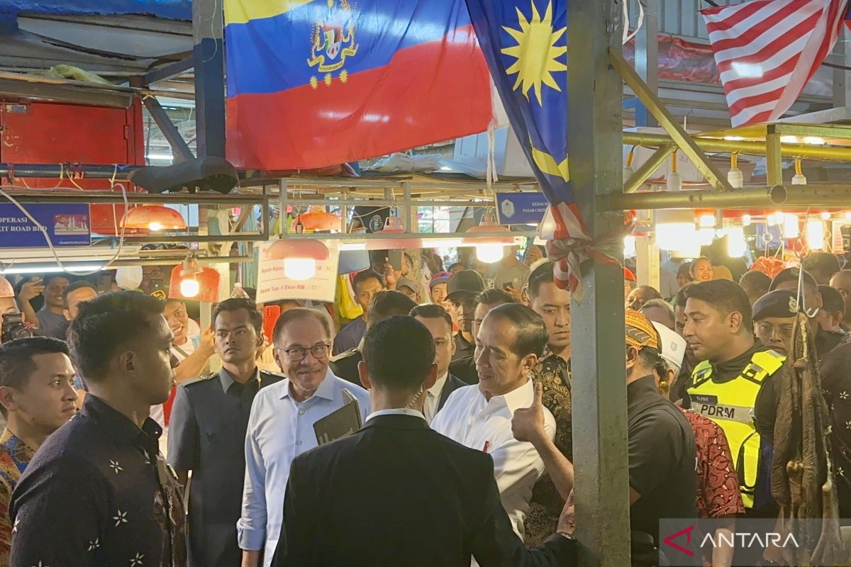 Presiden Jokowi dan PM Anwar kunjungi Pasar Chow Kit di Kuala Lumpur