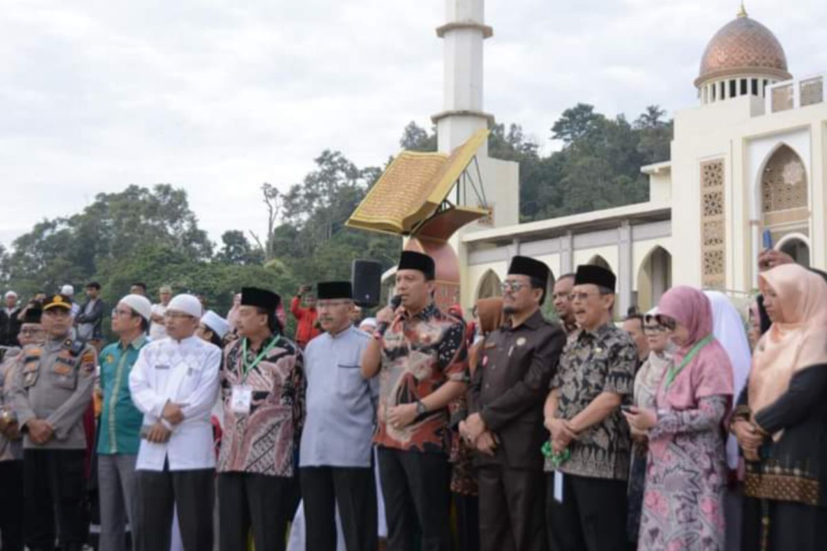 Keberangkatan CJH Kota Padang Panjang di warnai haru keluarga