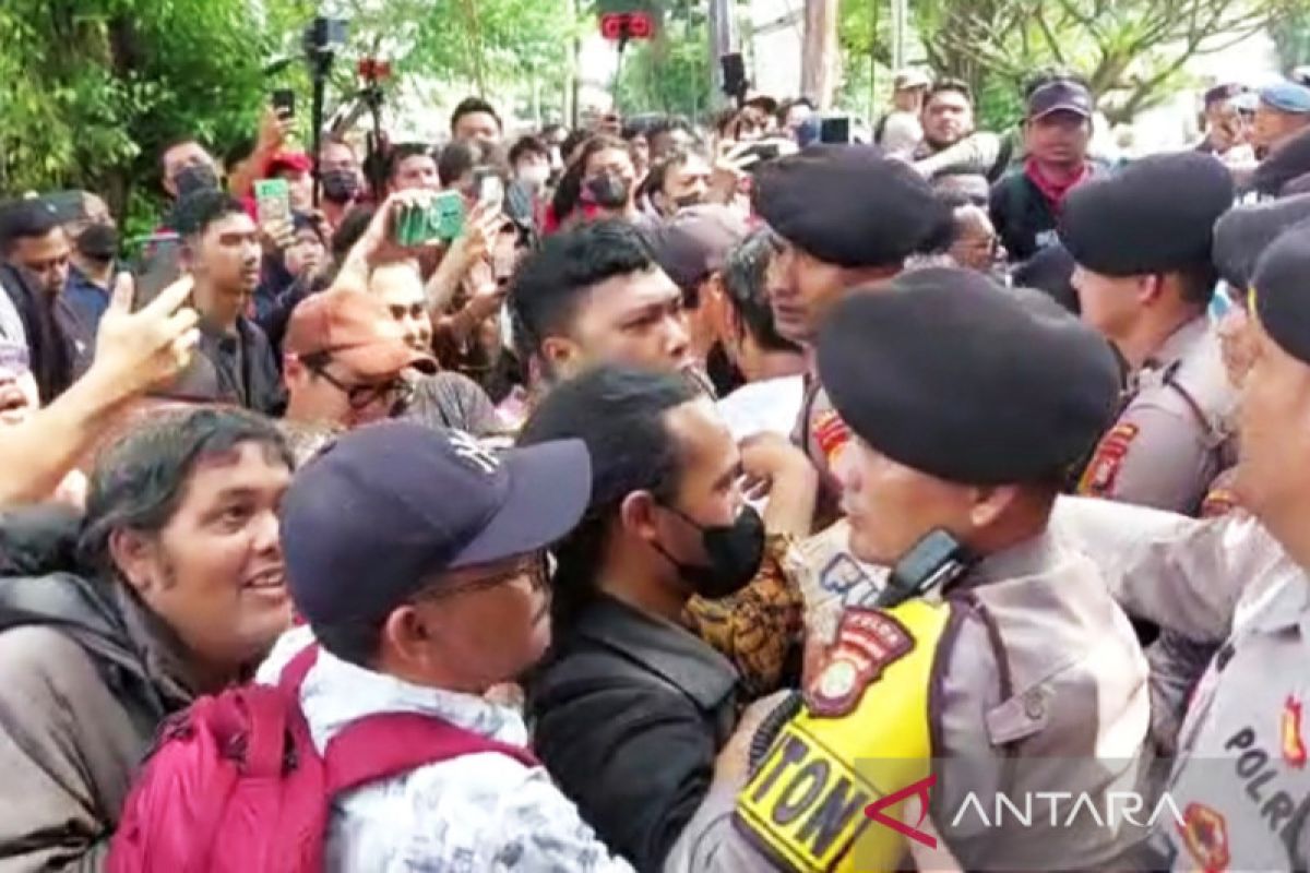 Sidang Haris-Fatia diwarnai aksi dorong pendukung  dengan polisi