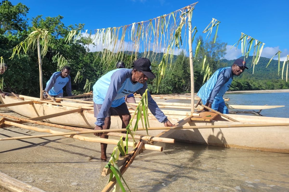 Suku Moi mengawali Buka Egek dengan peluncuran perahu adat baru