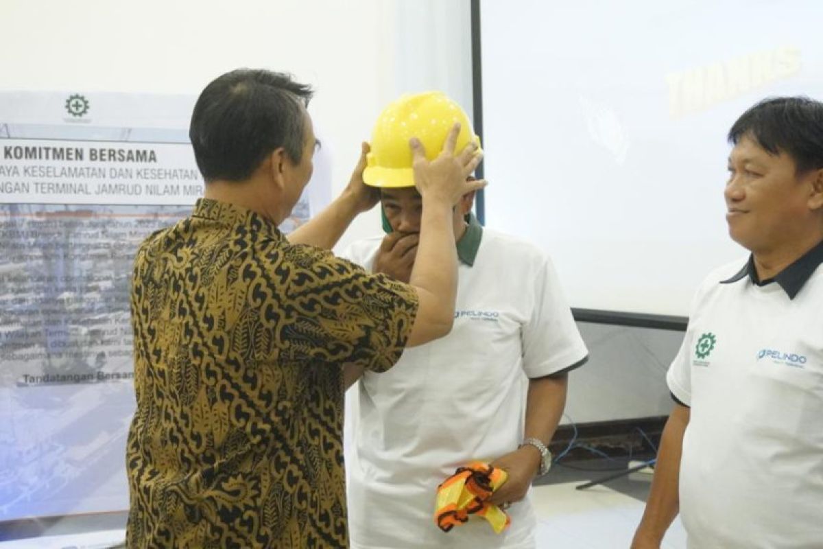 Pelindo SPMT bagikan APD pada pekerja pelabuhan Tanjung Perak Surabaya