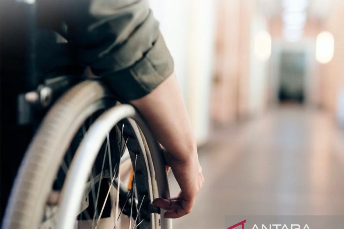 PT Timah Tbk Tbk Serahkan 14 Unit Kursi Roda Bagi Penyandang Disabilitas