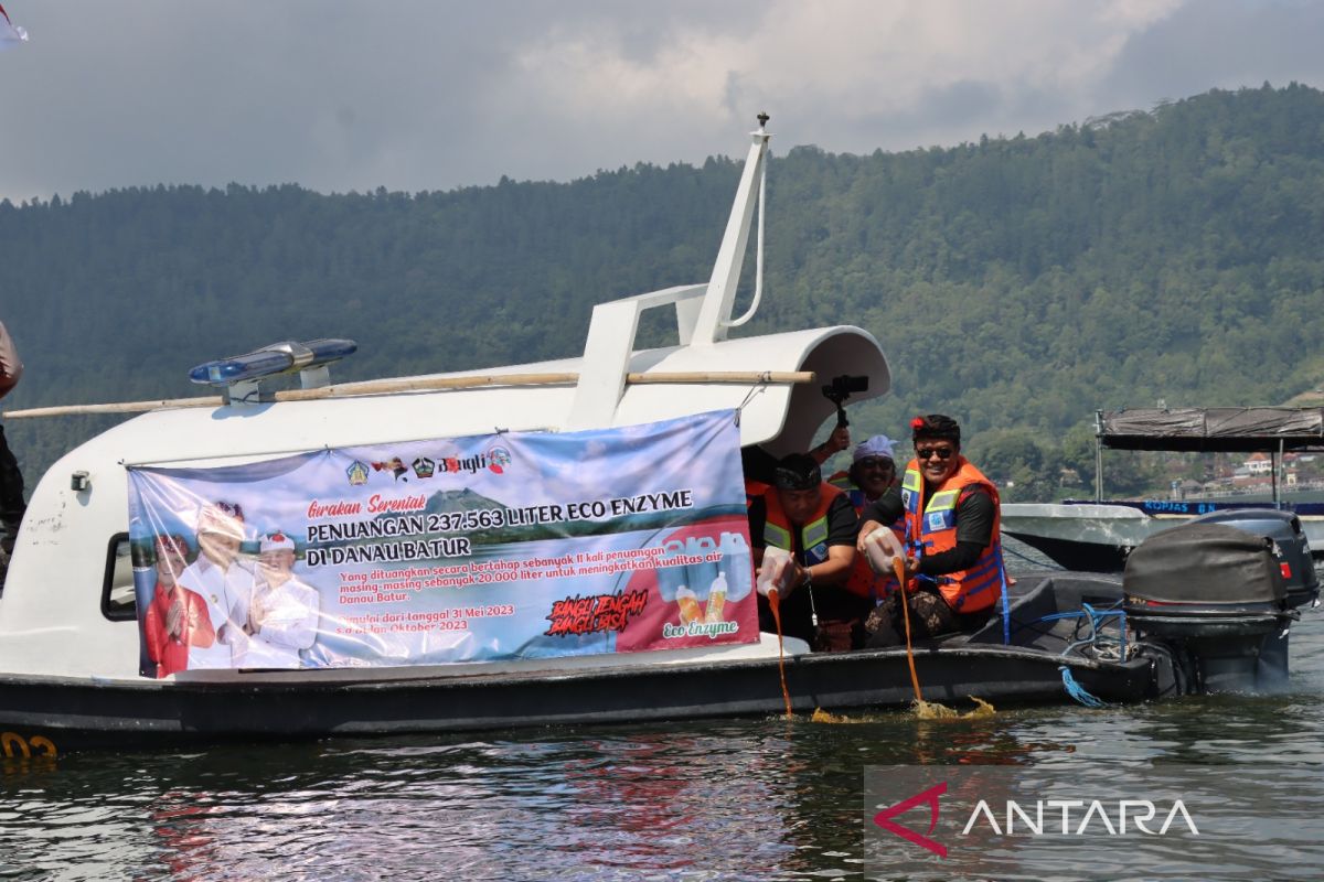 Pemkab Bangli terima penghargaan MURI atas penuangan eco enzyme di Danau Batur