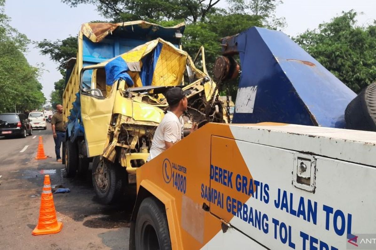 Diduga supir ngantuk, truk Mitsubishi Colt Diesel masuk sungai di Tangerang