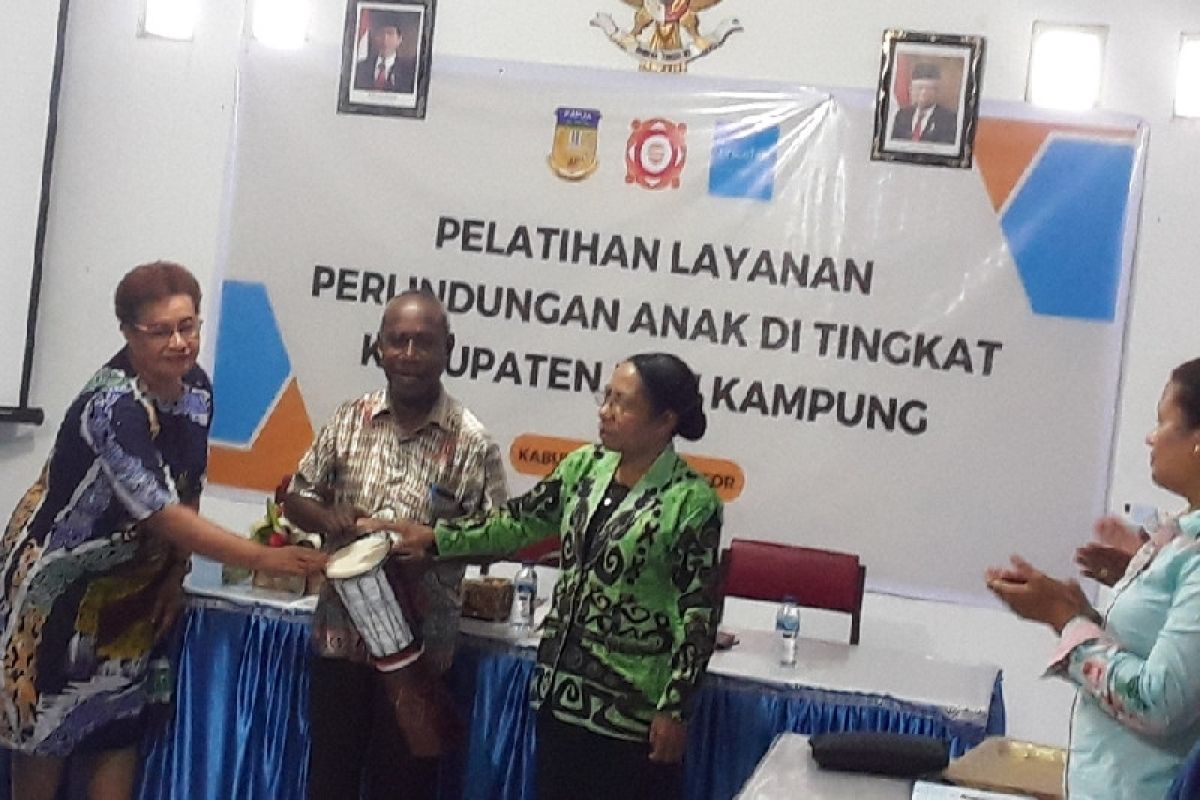 Papua, UNICEF hold child protection service training